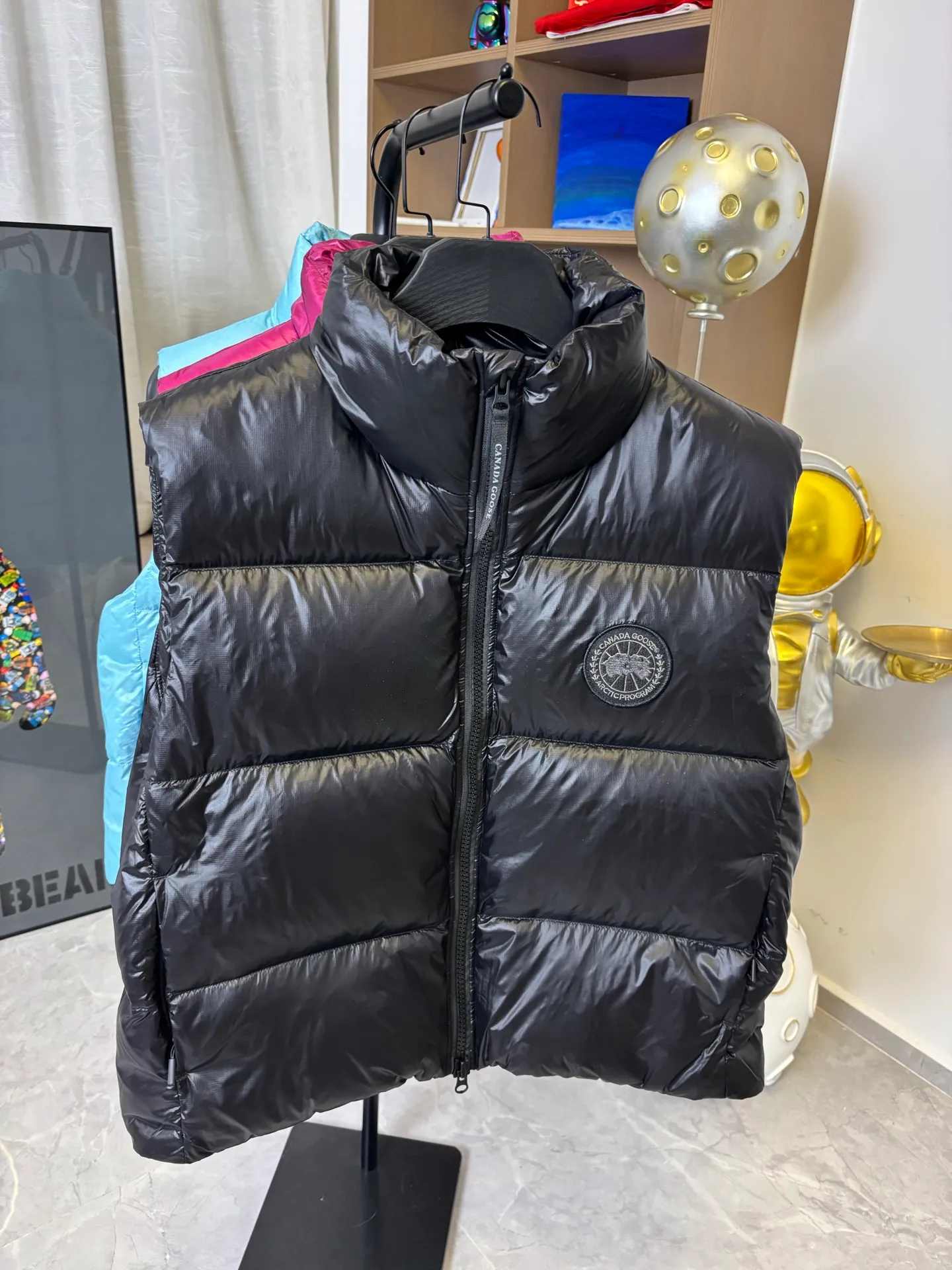 P570 Style number: DC194# [Canada Goose] Big Goose🦢National Standard 90 White Duck Down Puff Down Vest Canada Goose official website model 1:1:1 customized New national standard down cotton has better thermal insulation performance, is light and not heavy, and has good loft recovery after compression! Filled with 90% white duck down, it is the legendary warmest down jacket and is known as a must-have for Arctic outdoor sports! Waterproof, diamond-resistant and fade-resistant 24-count calendered woolen surface (waterproof level is consistent with the level of ball-bearing raincoats). Canada Goose has always been recognized as the warmest down jacket and the most popular down jacket in the world. Major celebrities are rushing to buy it, and it is a must-have! Five sizes complete!  Color: Black Rose Size: XS-S-M-L-XL [Picture 9️⃣Size Chart]